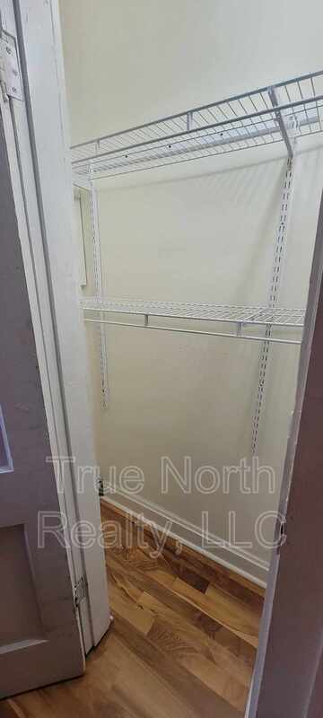 Building Photo - 1683 1/2 Oak Street