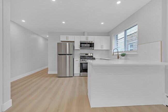 Building Photo - 2712 W Balmoral Ave