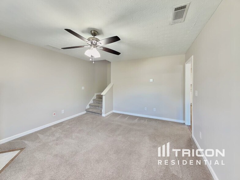 Building Photo - 734 Trickle Ln