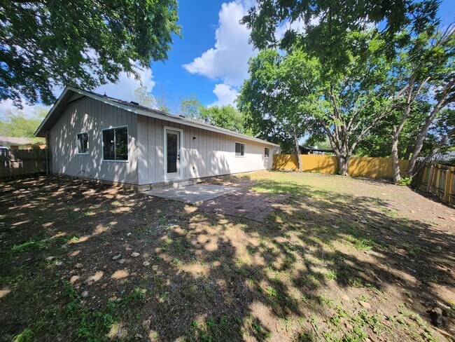 Building Photo - Move in ready. Fully remodeled