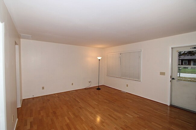 Building Photo - 3 bedroom 2 bathroom Single Family Home