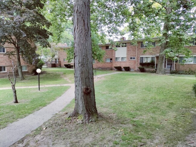 Building Photo - 17282 Bentler #13