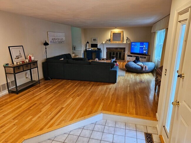 Building Photo - 162 E Emerson Rd