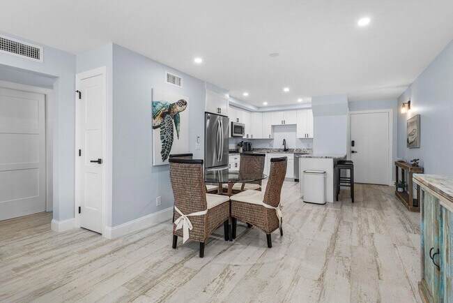 Building Photo - 1206 S Lake Dr