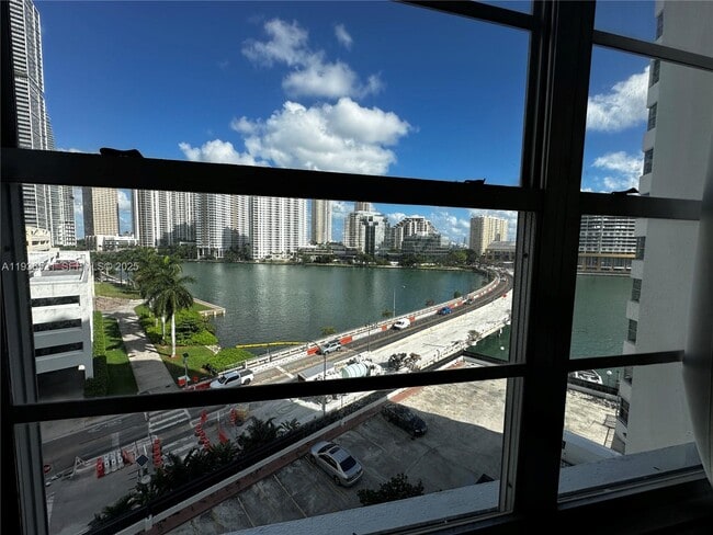 Building Photo - 801 Brickell Bay Dr