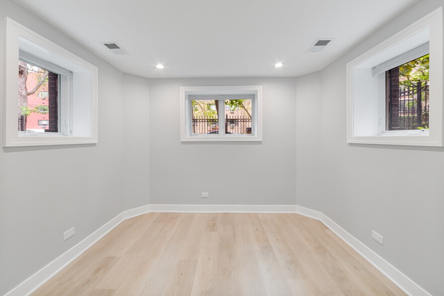 Building Photo - 935 W Winona St