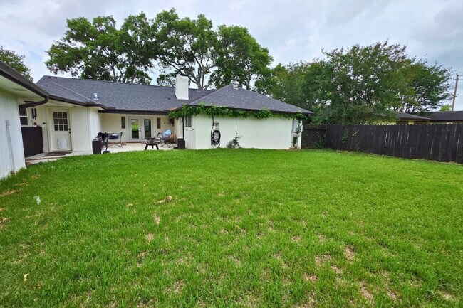 Building Photo - 1810 San Sebastian Ln
