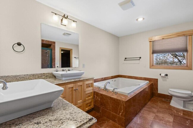 Building Photo - 306 Lona Dr