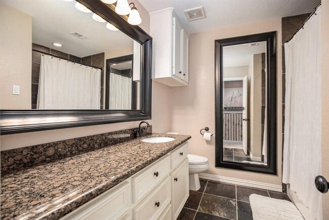 Building Photo - 2330 Lakewood Yacht Club Dr