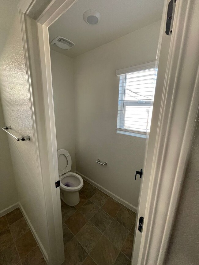 Building Photo - Beautiful 4 bed 2.5 bath in Sacramento!
