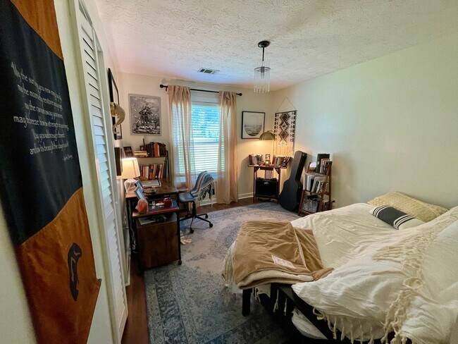 Building Photo - Beautiful newly renovated 3 bedroom 2 bath...