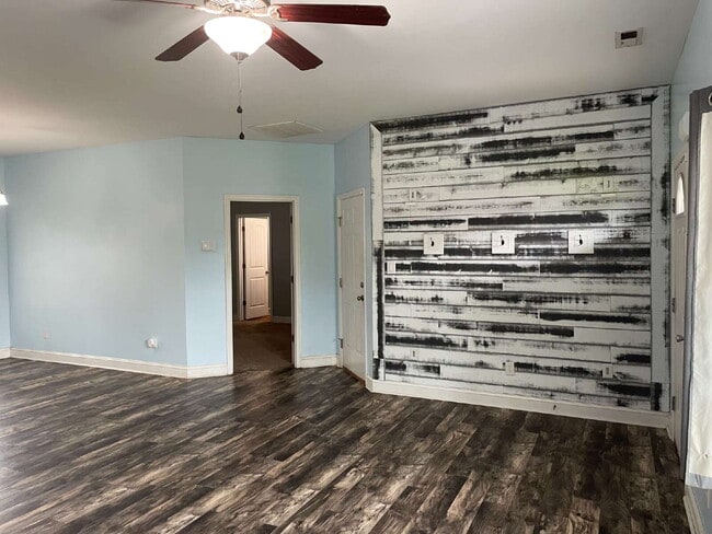 Building Photo - Pet Friendly Three Bedroom Two Full Bathro...