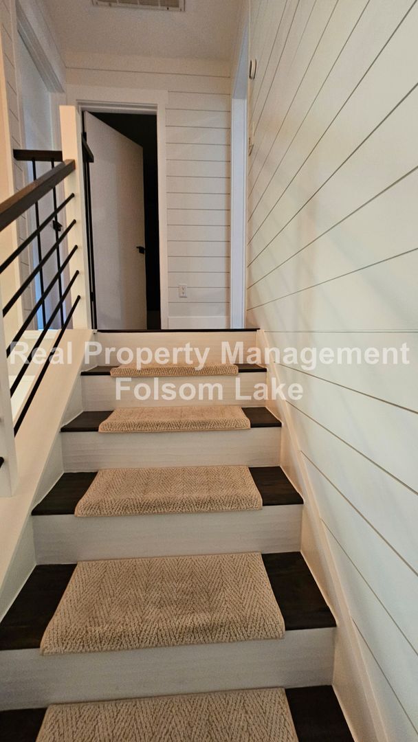 Building Photo - Modern Townhouse Living in Desirable Lakes...
