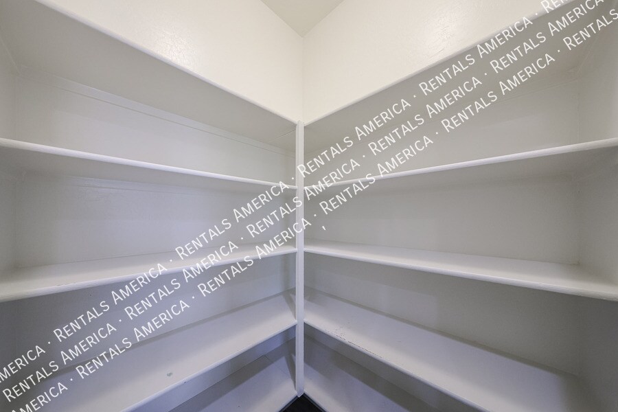 Building Photo - 1530 E San Carlos Way