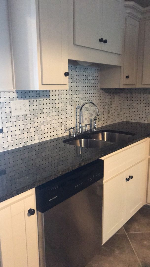 Building Photo - Creekside