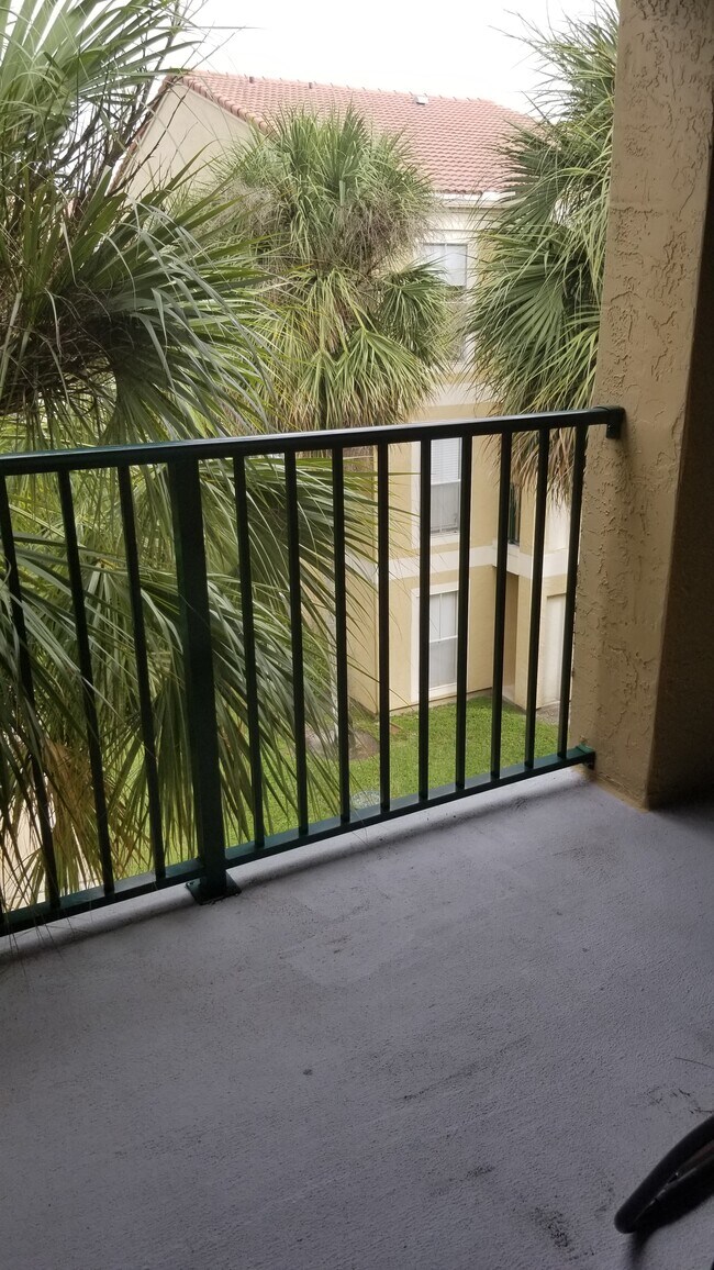 Building Photo - 977 Riverside Dr