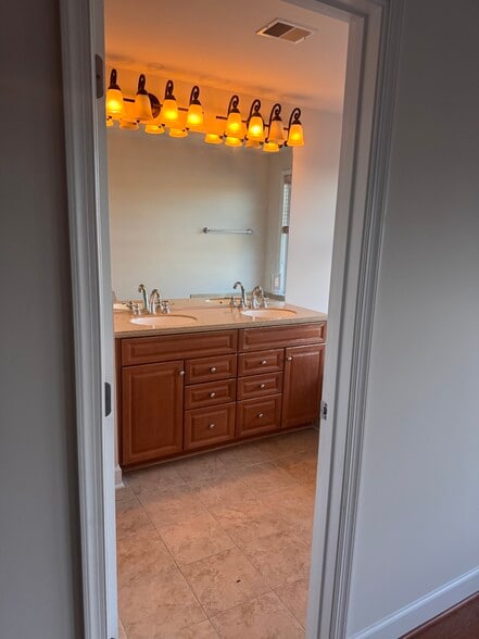 Master double vanity - 14627 Weeburn Way