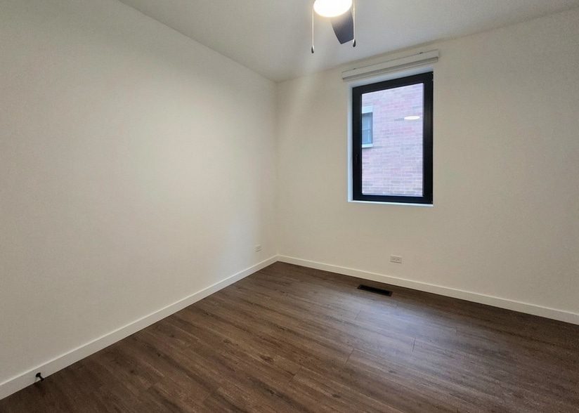 Building Photo - 3710 N Kenmore Ave