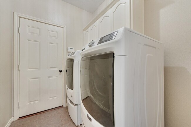 Building Photo - 10044 Dorsett Dr