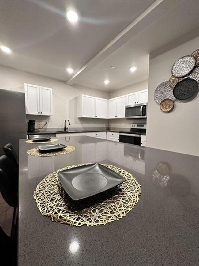 Building Photo - Fully Furnished 2 Bed 1 Bath Condo. Anaconda Montana