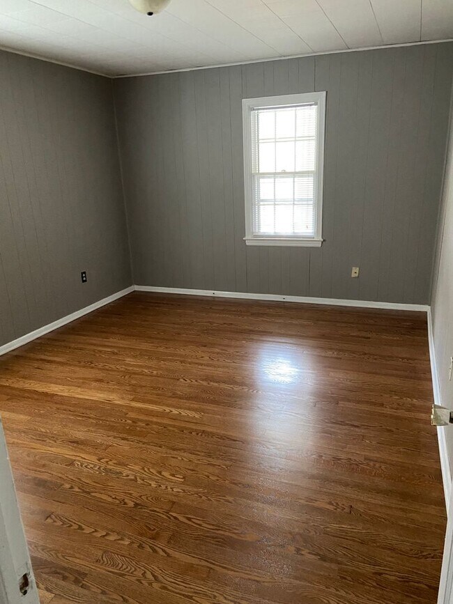 Building Photo - 918 W Stewart Rd