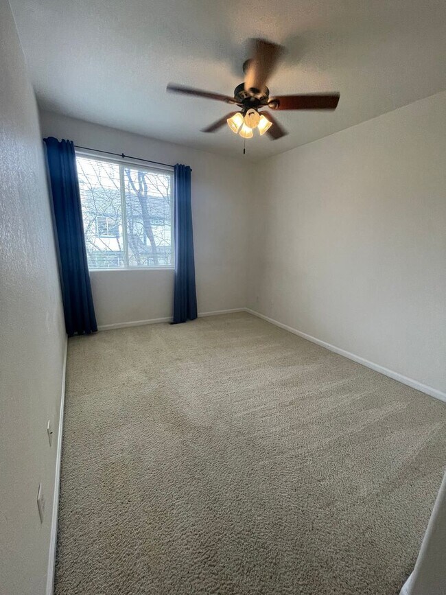 Building Photo - Spacious 3 Bed, 2.5 Bath Townhome in Rigden Farm! Unit E!