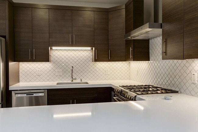Building Photo - 2 Bed / 2.5 Bath Luxurious townhome near d...