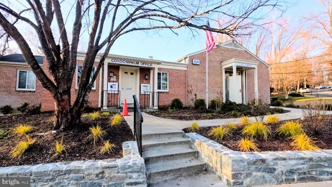 Building Photo - 10636 Montrose Ave