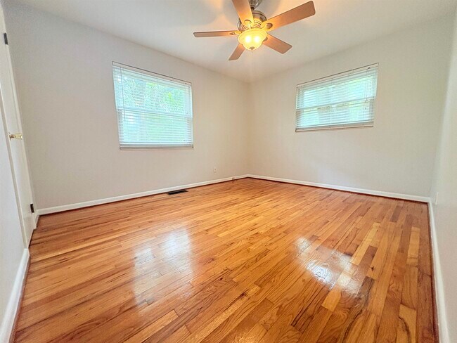 Building Photo - 1504 Sunset Ln