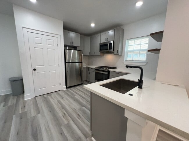 Building Photo - 224 Everton St