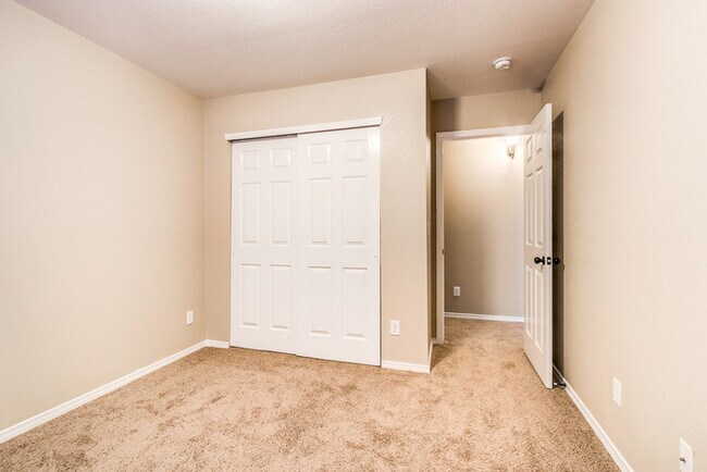 Building Photo - Gorgeous 4 Bedroom Home In Horizon with Refrigerated Air!