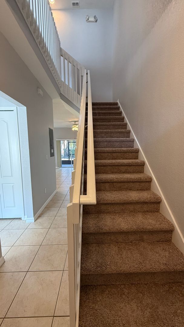 Building Photo - Spacious 4-Bed, 3-Bath End Unit Townhome w...