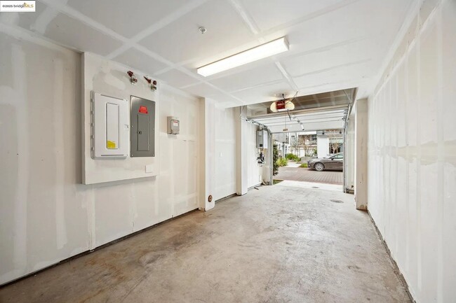 Building Photo - Modern 2+ Bedroom, 2++ Bathroom Living in ...