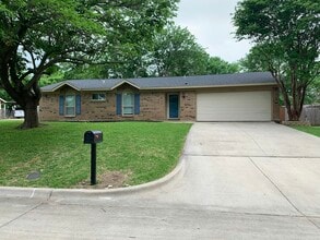 Building Photo - 404 Live Oak Dr