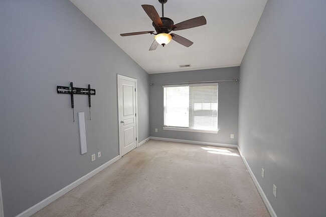 Building Photo - North Raleigh Townhome just off Glenwood Avenue + Ebenezer Church