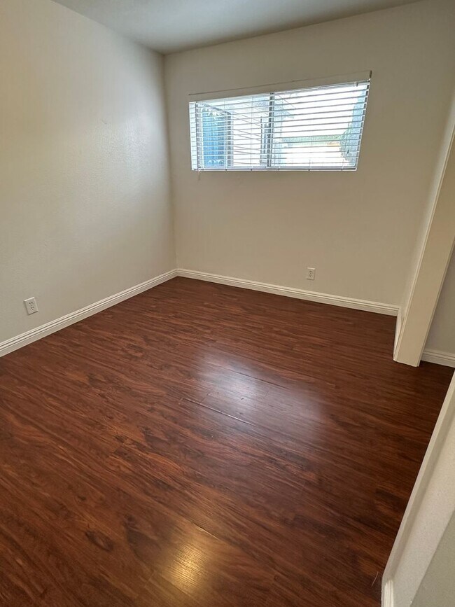 Building Photo - 2 Bedroom / 1 Bath Apartment for Rent