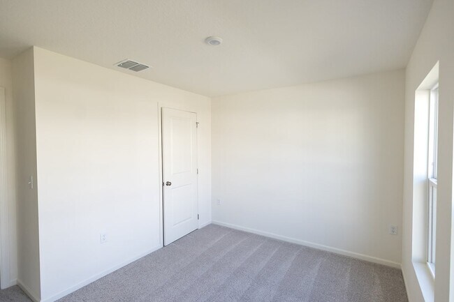 Building Photo - 664 Hillview Lp