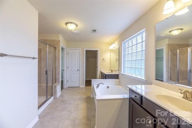 Building Photo - 1310 Middlecrest Dr NW