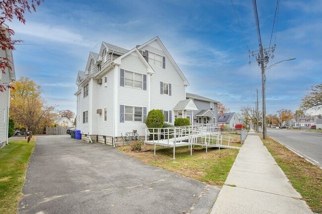 Building Photo - 888 St James Ave