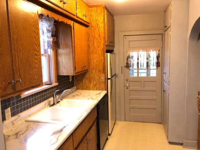 Building Photo - Beautiful 3 bedroom in Hyde Park neighborhood