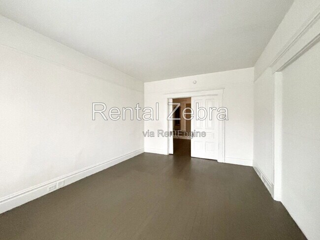 Building Photo - 362 W 22nd St