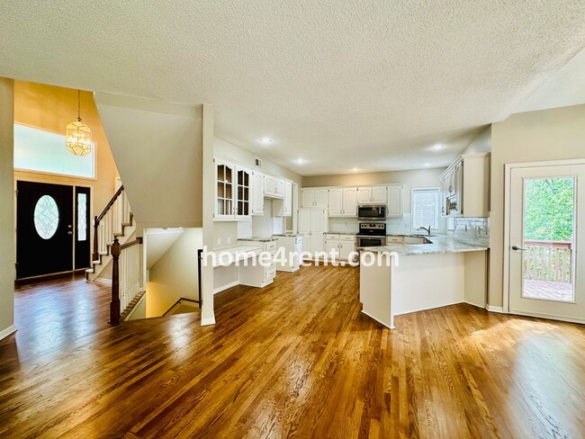 Building Photo - Beautifully Renovated Home in Olathe with ...