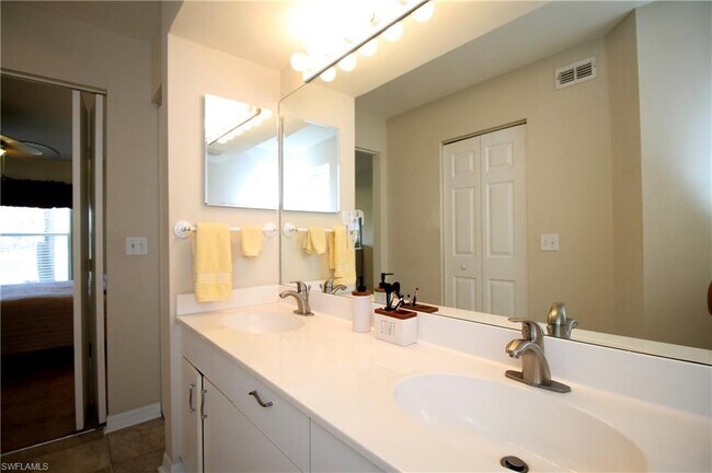 Building Photo - 273 Robin Hood Cir