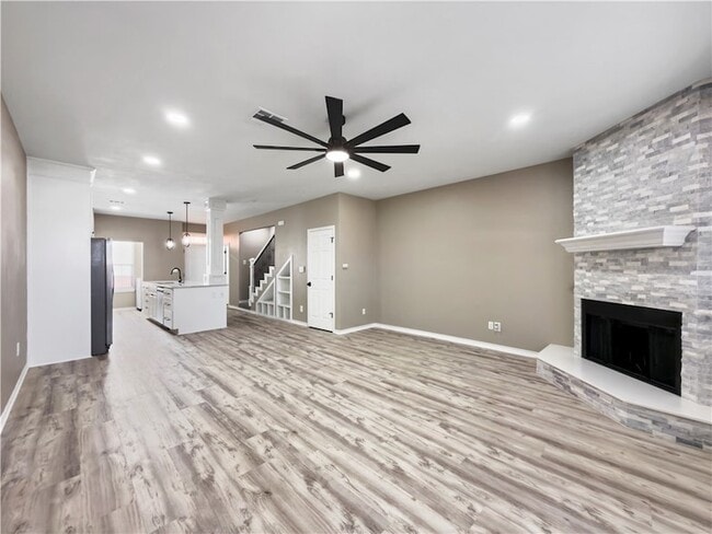 Building Photo - 1305 W Villa Maria Rd