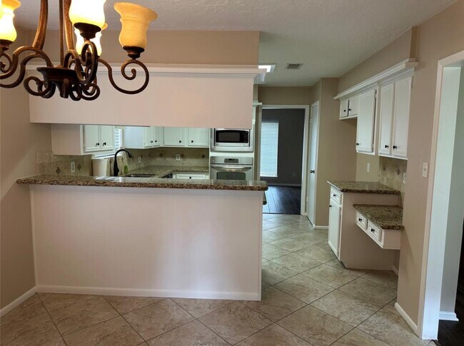 Building Photo - 17406 Spicewood Springs Ln