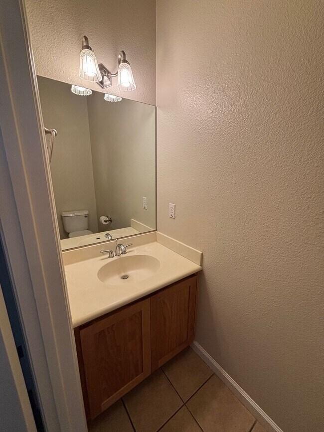 Building Photo - 3 Bedroom 2.5 Bathroom Single Family Home located in Northwest Santa Rosa