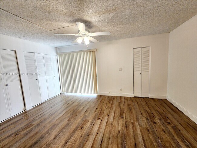 Building Photo - 700 Village Green Ct