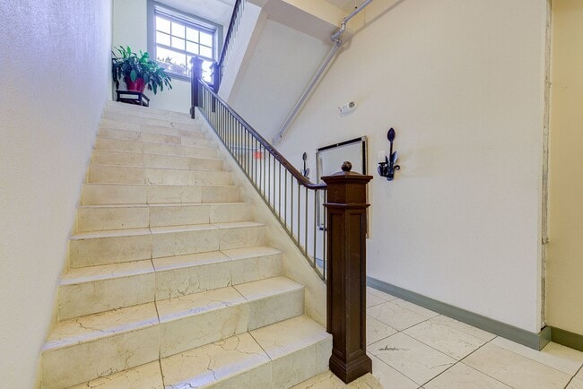 Building Photo - Designer condo with a private rooftop terrace