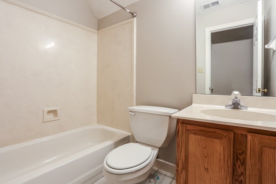 Building Photo - 8633 Meadow Green Dr