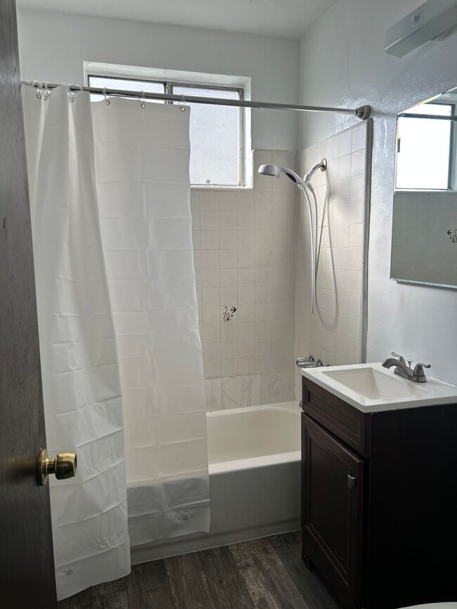 Building Photo - 1622 W 81st St